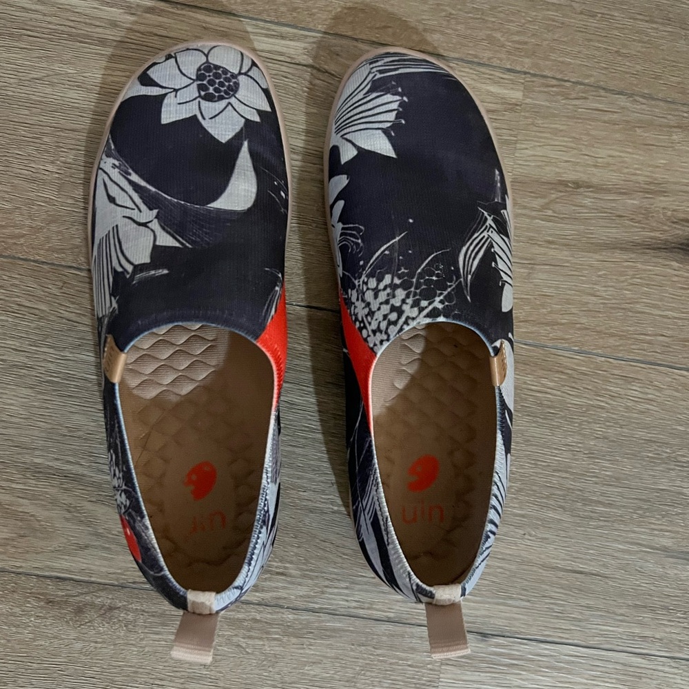 UIN Slip-On Canvas Sneakers – Women’s US 9.5 | Navy and Red